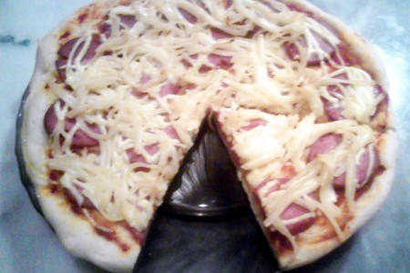 Пицца с колбасой и сыром: шаг 3