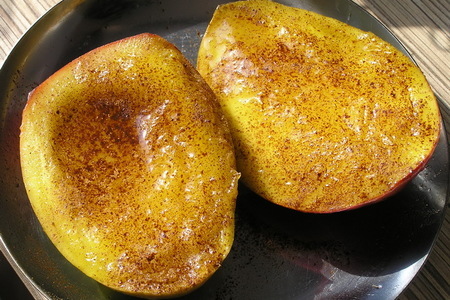 Печеное манго с корицей и мороженым: шаг 2