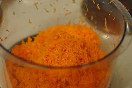 Фото приготовления рецепта: Морковно-апельсиновый рулет с творожной начинкой, карамелью и миндалем