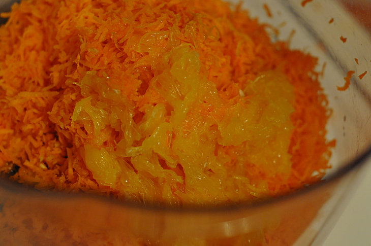 Морковно-апельсиновый рулет с творожной начинкой, карамелью и миндалем
