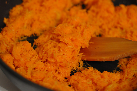Фото приготовления рецепта: Морковно-апельсиновый рулет с творожной начинкой, карамелью и миндалем