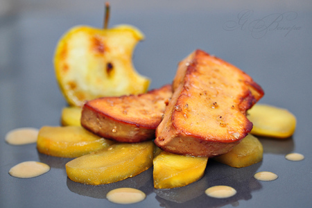 Фуа-гра с карамелезированными яблоками фламбе и  яблочно-медово-соевым  соусом: шаг 9