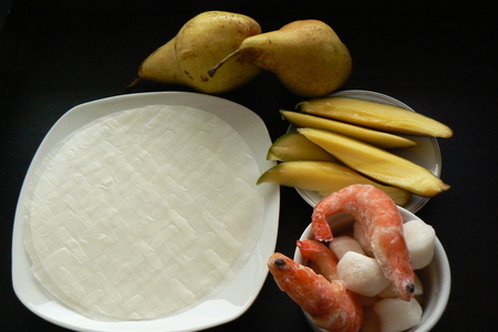 Спринг-роллы "питайся правильно" с морепродуктами и фруктами (груша, яблоко, манго).: шаг 1