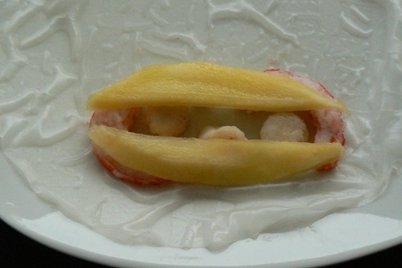 Спринг-роллы "питайся правильно" с морепродуктами и фруктами (груша, яблоко, манго).: шаг 6