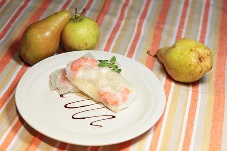 Спринг-роллы "питайся правильно" с морепродуктами и фруктами (груша, яблоко, манго).: шаг 8