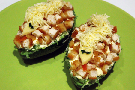 Кусочки филе цыпленка в панировке «золотой петушок» в салате с авокадо на тему нового года «змейка»: шаг 8