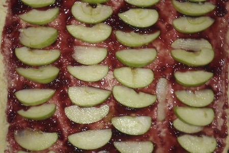 Яблочный пирог с брусничным конфитюром: шаг 4