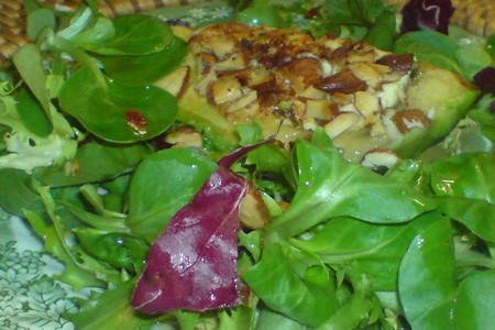 Салат с обжаренным,фаршированным козьим сыром, авокадо: шаг 5
