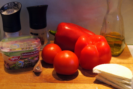 Запеченная паприка с брынзой и помидорами: шаг 1