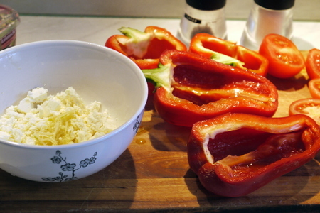 Запеченная паприка с брынзой и помидорами: шаг 2