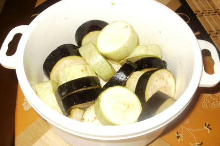 Шашлычок домашний из цуккини, обернутые в свинину под томатно-чесночным соусом: шаг 2