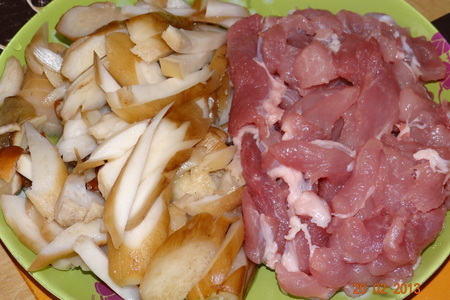 Курник из дрожжевого теста со свининой и белыми грибами: шаг 1