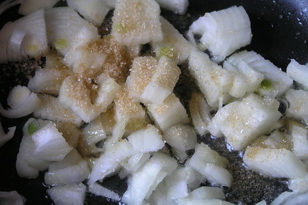 Мясной пирог с рисом, карамелизированным луком и яблоками: шаг 6