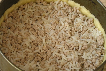 Мясной пирог с рисом, карамелизированным луком и яблоками: шаг 11