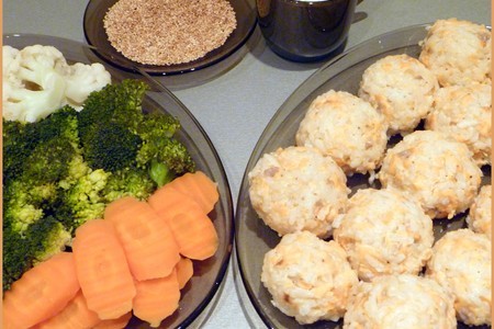 Рисово-рыбные тефтели с овощами на пару под сливочно-сырным соусом: шаг 7