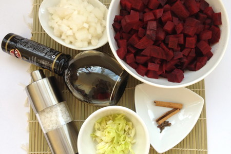 Куриные колбаски с ветчиной, оливками и рисом со свекольным релишем: шаг 1