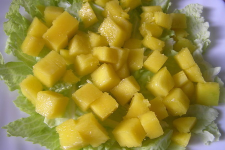 Салат с манго и авокадо в пикантной заправке: шаг 2