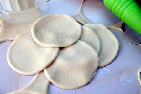 Закусочные пирожки с картошкой и грибами из пельменного теста.: шаг 1