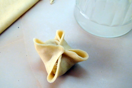 Закусочные пирожки с картошкой и грибами из пельменного теста.: шаг 4