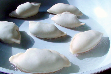 Закусочные пирожки с картошкой и грибами из пельменного теста.: шаг 6