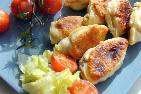 Закусочные пирожки с картошкой и грибами из пельменного теста.: шаг 8