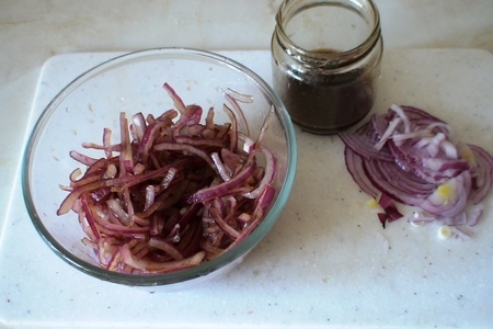 Салат из свеклы с маринованным луком: шаг 3