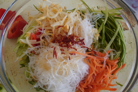 Овощной салатик с ростками фасоли в китайском стиле.  : шаг 2