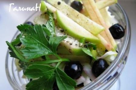 Салат с белокочанной капустой и черной смородиной: шаг 1