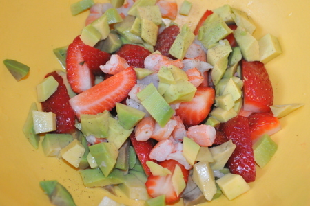 Салат с авокадо, клубникой и креветками: шаг 2