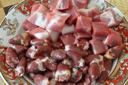 Мини-шашлычок из куриных сердечек и свинины с овощами, маринованный в кисло-сладком маринаде: шаг 1