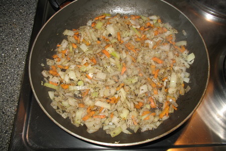 Рис с луком, морковкой и яйцом: шаг 1
