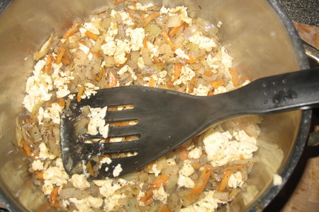 Рис с луком, морковкой и яйцом: шаг 5