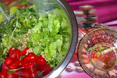 Салат с помидорами и пармезаном (фм): шаг 2