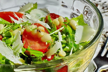 Салат с помидорами и пармезаном (фм): шаг 7