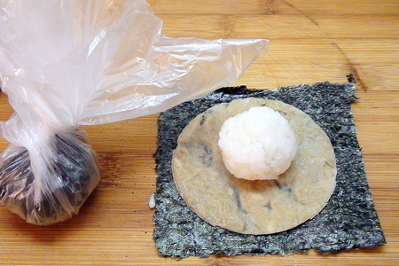 Суши-гранат с тобико и японским омлетом. дзакуро-дзуси.: шаг 5