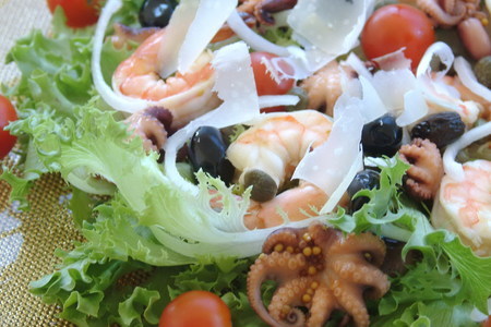 Салат из морепродуктов с черри и пармезаном: шаг 4