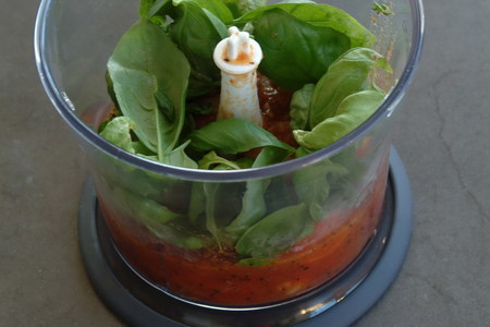 Кальмары с рисом, креветками и брокколи под базиликово-томатным соусом дж.оливера: шаг 7