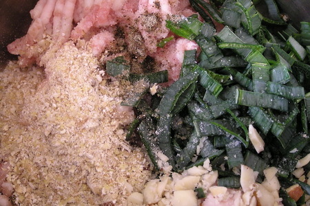 Котлетки с зеленью и бразильским орехом под томатным соусом. (тест-драйв): шаг 3
