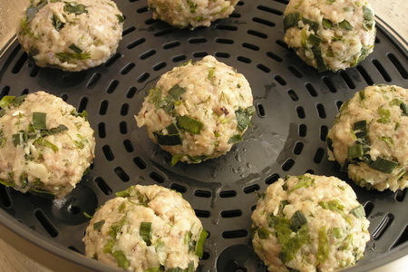 Котлетки с зеленью и бразильским орехом под томатным соусом. (тест-драйв): шаг 8
