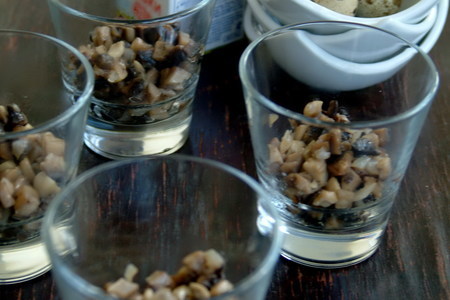 Закуска из грибов в сливочном соусе с перепелиными яйцами: шаг 3