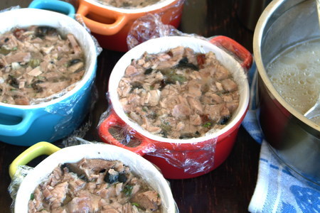 Мини-террины из свиной рульки с маслинами, каперсами и вялеными томатами: шаг 6
