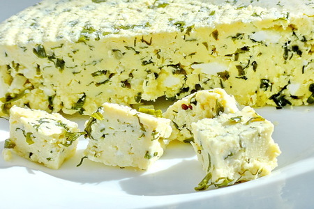 Мягкий домашний сыр с зеленью: шаг 7