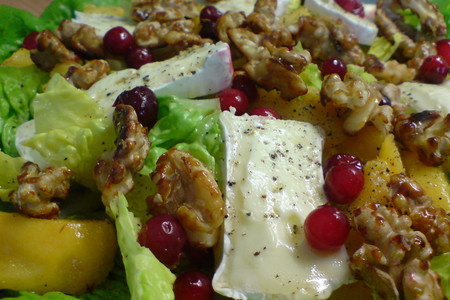 Салат из сыра камамбер,карамелизированных орехов и персиков под цитрусовым винегретoм: шаг 6
