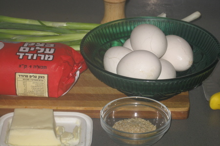 Слоеные пирожки с яйцом и зеленым луком (дуэль): шаг 1