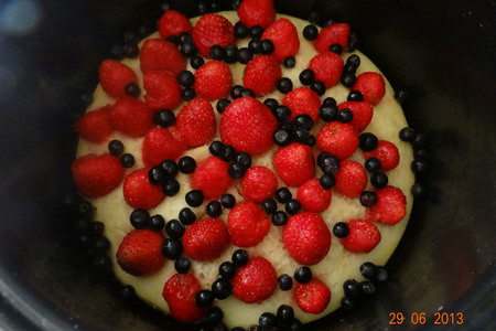Летний пирог с ягодами в мультиварке: шаг 2