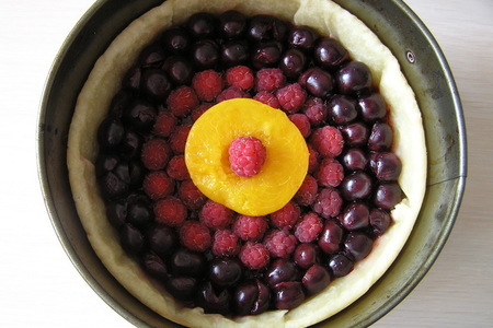 Малиновый пирог с персиком и вишней: шаг 8