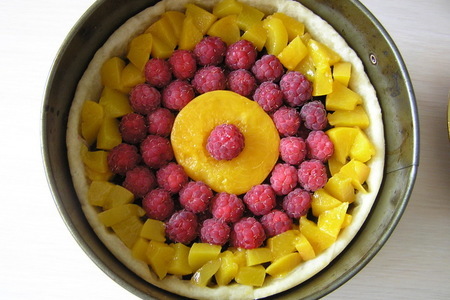 Малиновый пирог с персиком и вишней: шаг 9