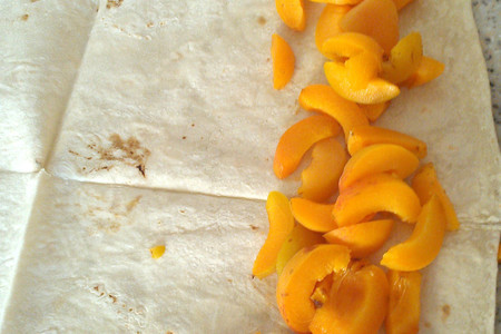 Розочки из лаваша с абрикосами : шаг 2