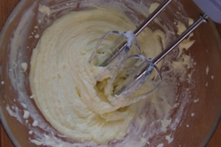 Маковый торт с масляным ванильным кремом и малиной: шаг 1