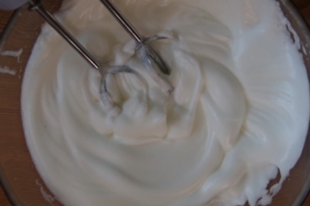Маковый торт с масляным ванильным кремом и малиной: шаг 3